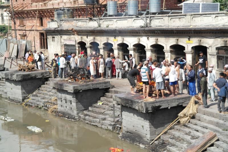 Ben burayı gezerken durmadan yeni cenazeler getirilyordu.