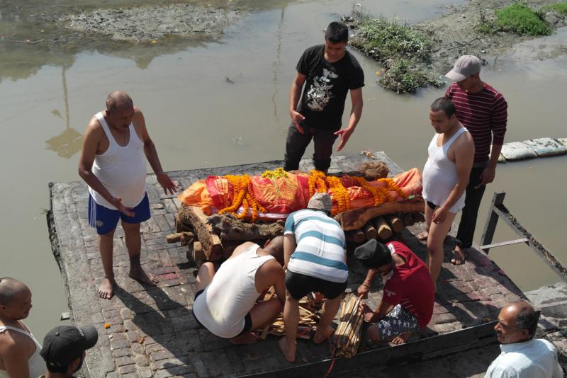 Cenazelerin yakılması din adamlarının gözetiminde oluyordu.