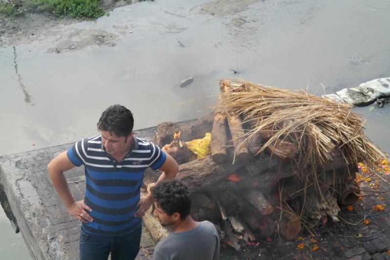 Ailenin en büyük erkeği kimse o ateşi yakıyor.