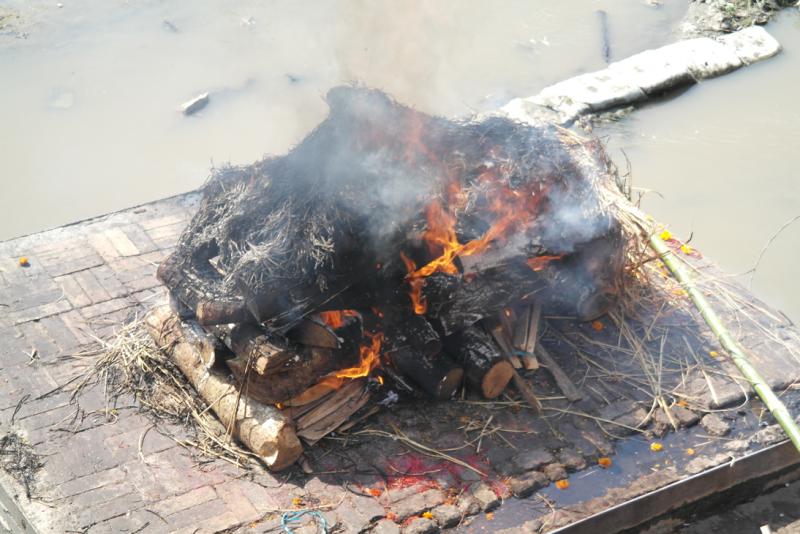 Burada 24 saat boyunca törenler düzenleniyor, insanlar öldüklerinde buralara getiriliyor ve odunların üzerine konarak akrabaları tarafından yaklaşık 3-5 saat içerisinde yakılıyor.