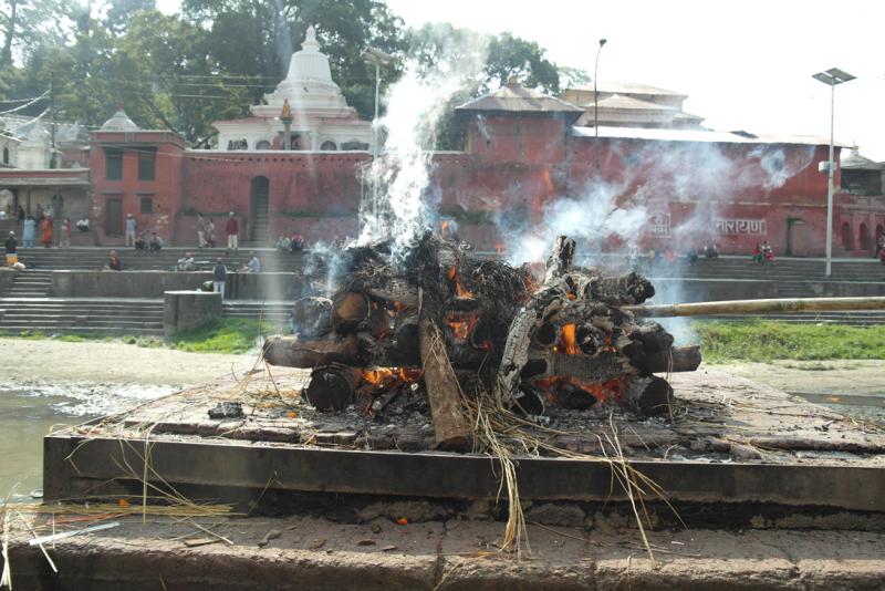 Burada 24 saat boyunca törenler düzenleniyor, insanlar öldüklerinde buralara getiriliyor ve odunların üzerine konarak akrabaları tarafından yaklaşık 3-5 saat içerisinde yakılıyor.