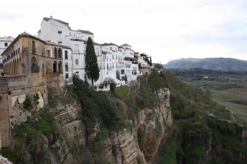 Uçurumun kenarına dizili evler