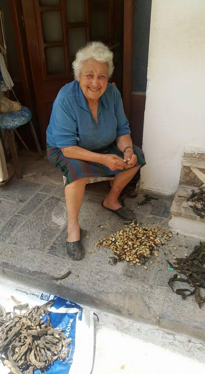 Sakız adasında bakla ayıklayan Yunanlı teyze