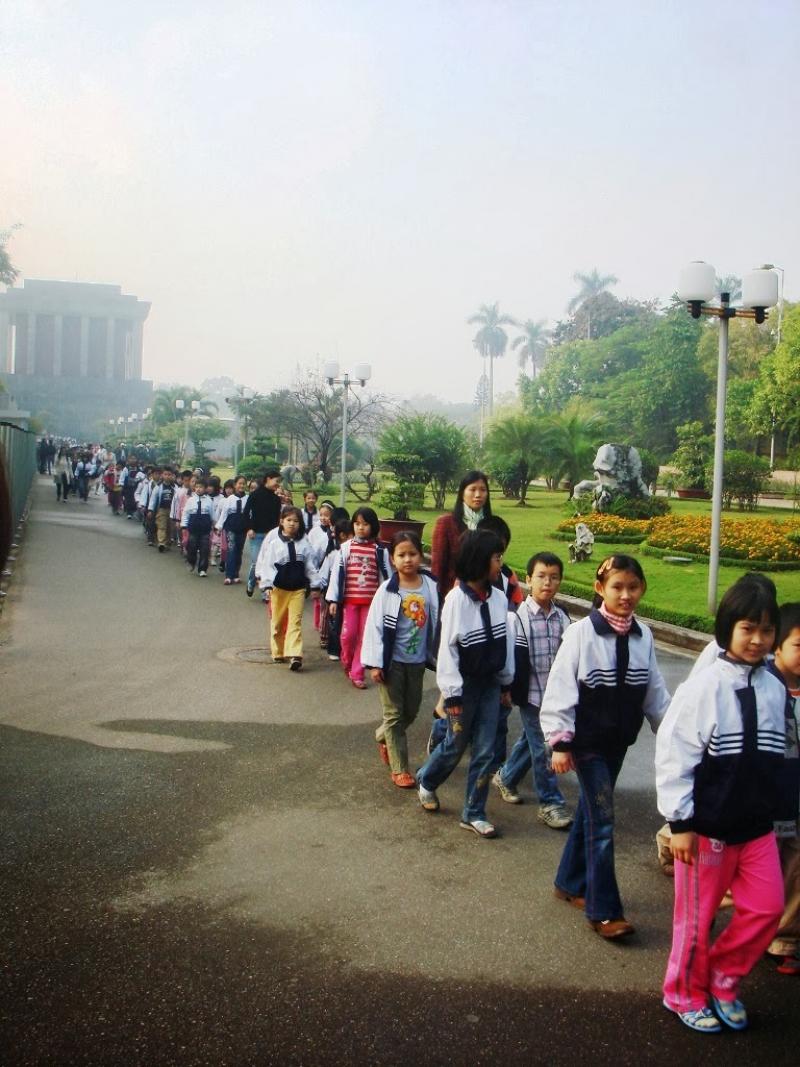 Ho Chi Mihn'in Mozolesini ziyaret eden öğrenciler