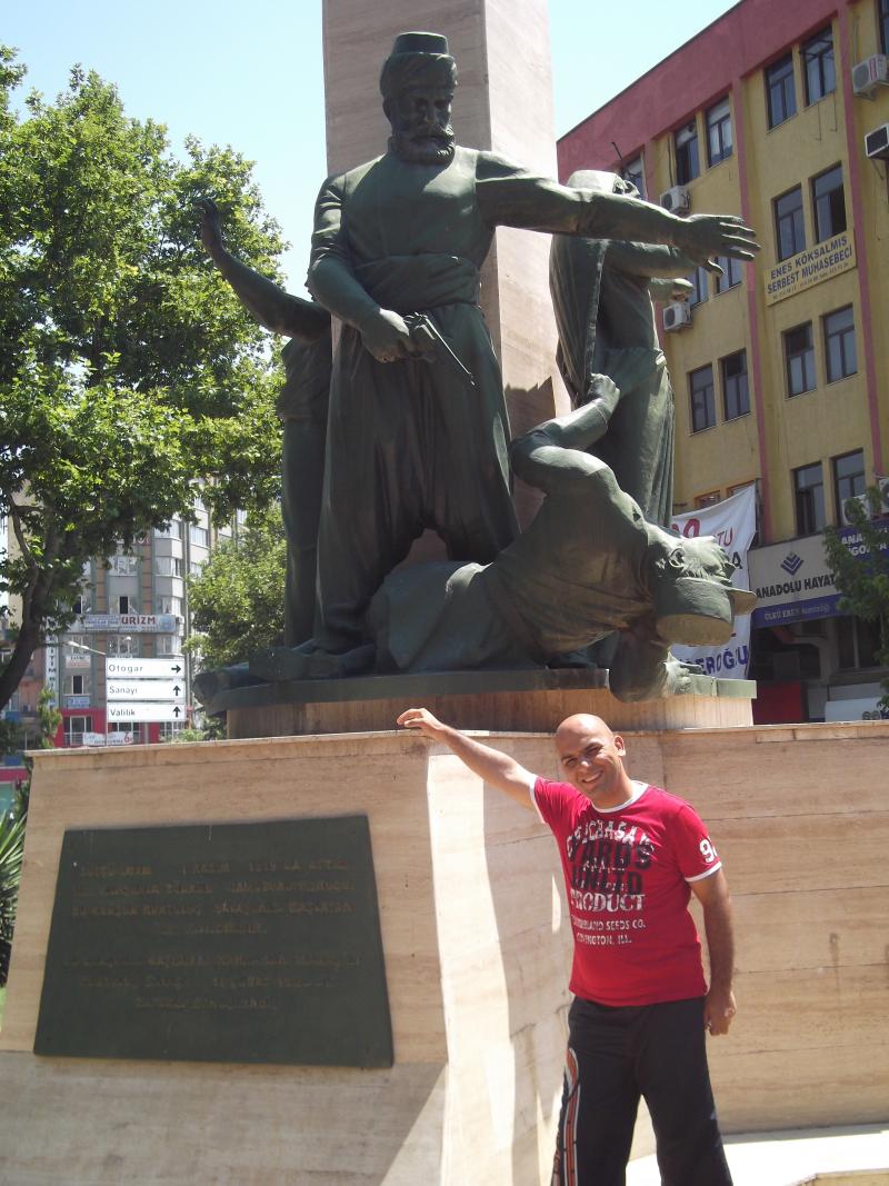 SÜTÇÜ İMAM HEYKELİ