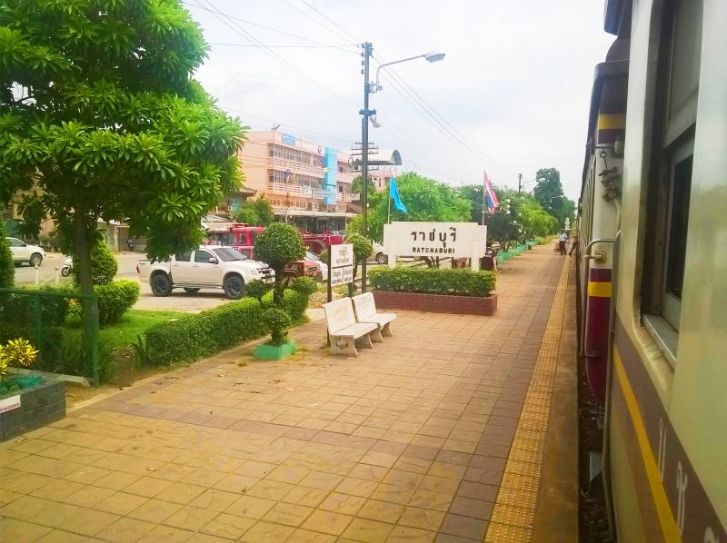 Bangkok'a trenle giderken geçtiğim Ratchaburi istasyonu