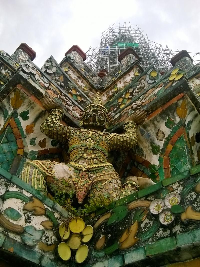 Wat arun mabedindeki mabedi omuzlarında taşıyan temsili Buda