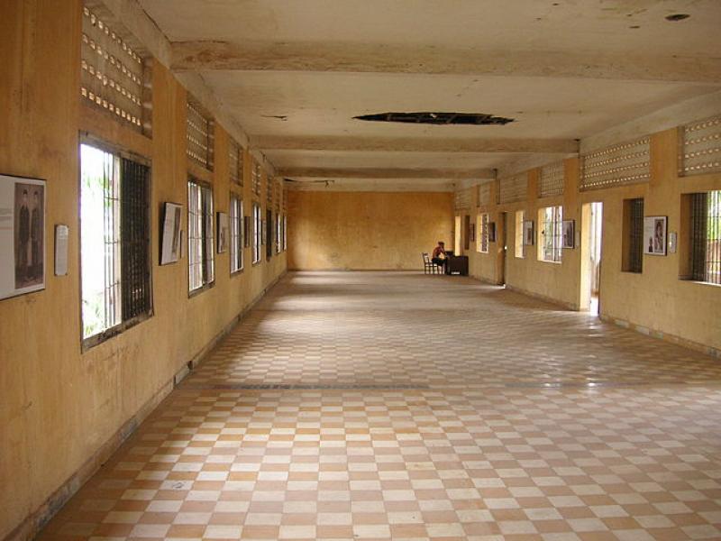 640px-Big_Room_Tuol_Sleng.jpg