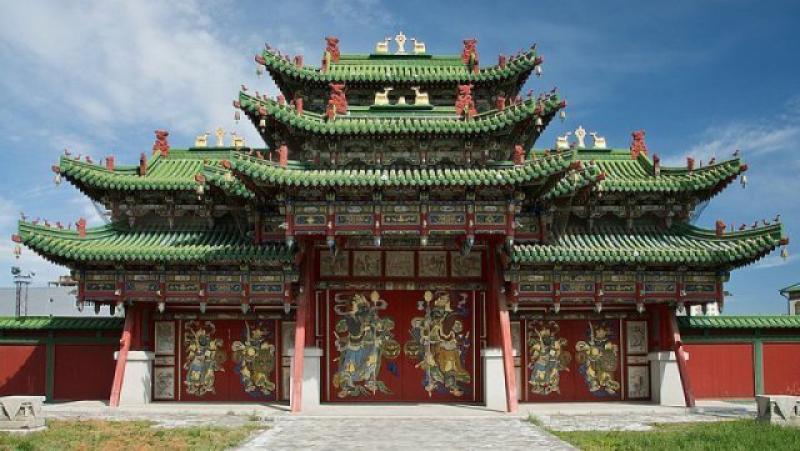 8bogd_khaan_palace_museum_main_gate.jpg