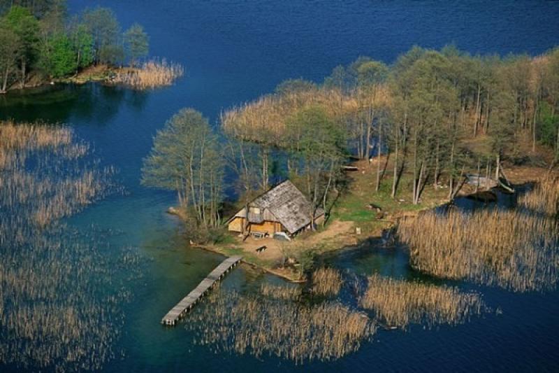Dacha_Lake_Galve_Trakai_district_Lithuania-600x400.jpg