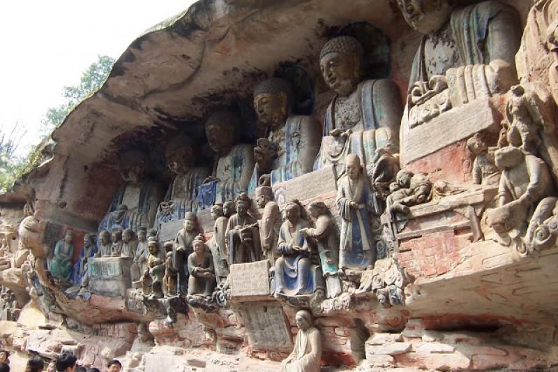 Dazu_rock_carvings_baoding_buddhas.jpg