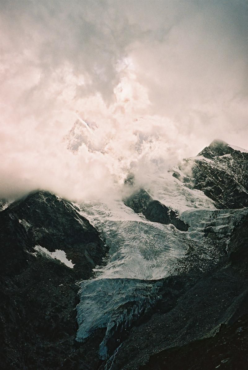 Glacier_au_dessus_de_Saas-Fee.jpg