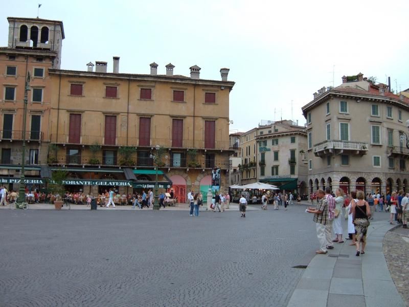 Piazza_Bra_Via_Mazzini.JPG