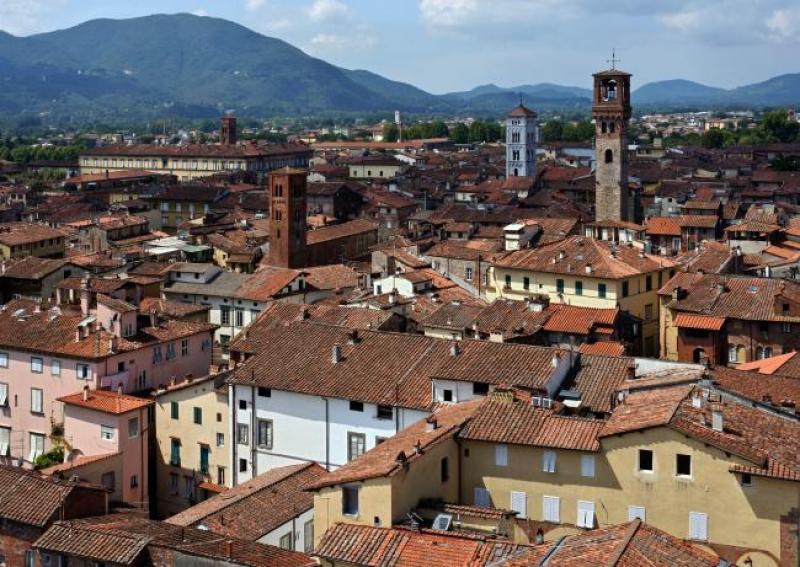 02_Lucca_seen_from_Torre_Guinigi.jpg