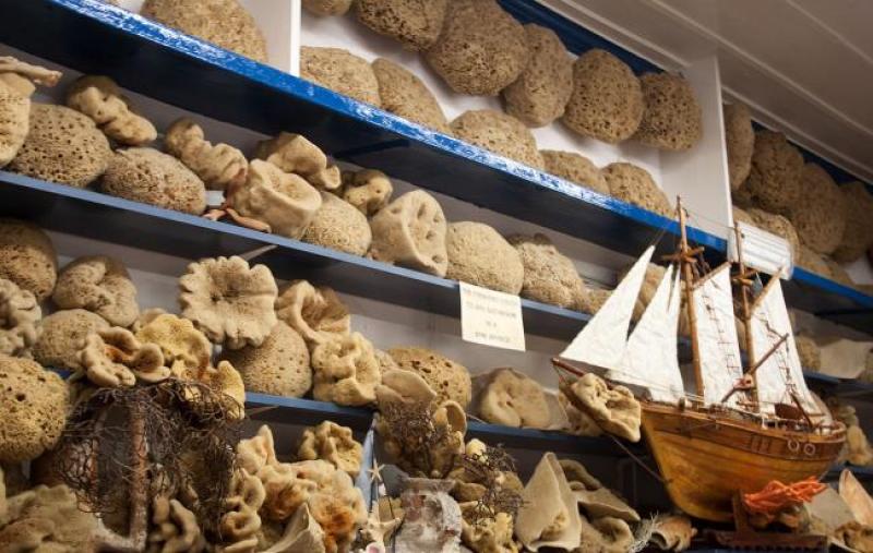 1280px-Presentation_and_sail_of_sponges_in_Symi-2.jpg