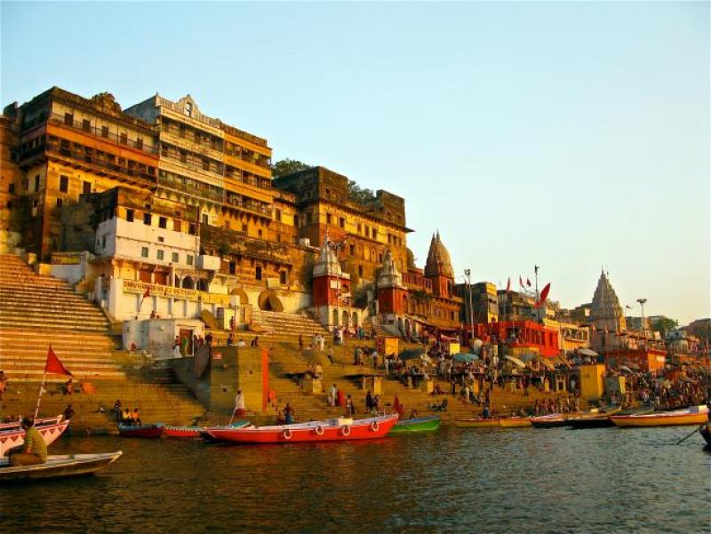 Ahilya_Ghat_by_the_Ganges,_Varanasi.jpg