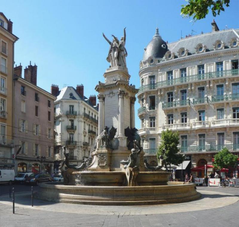 Fontaine_trois_ordres_-_Grenoble.JPG