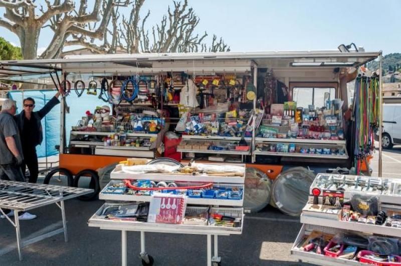 France-Vaison-la-Romaine-market-housewares.jpg