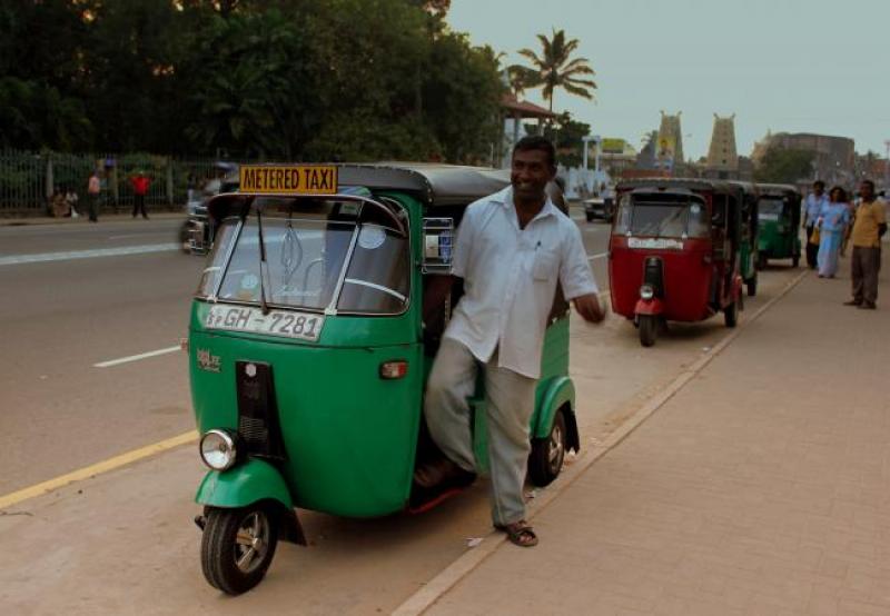 GALLE_TUK_TUK_AND_DRIVER_GALLE_SRI_LANKA_JAN_2013_(8554500756).jpg