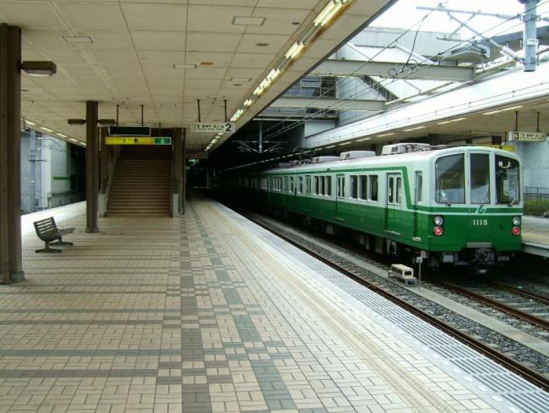 Kobe-subway-S17-Seishin-chuo-station-platform.jpg