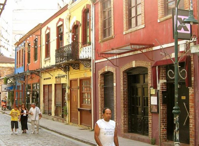 Street_in_Ladidaka_neighbourhood_of_Thessaloniki_July_2006.jpg