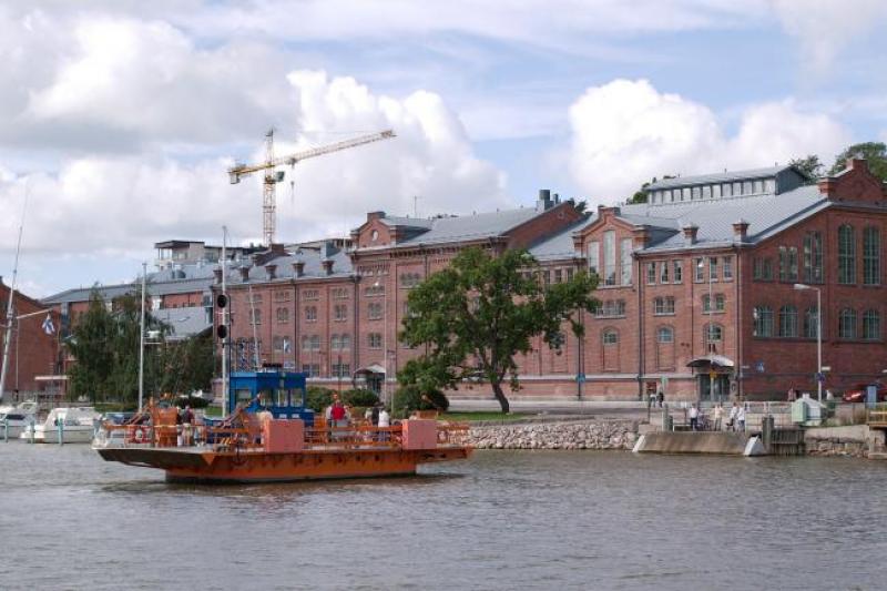 Turku_Ferry_across_river_Aura.jpg