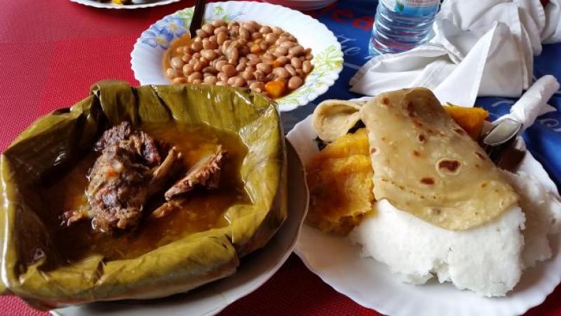 Ugandan_traditional_meal.jpg