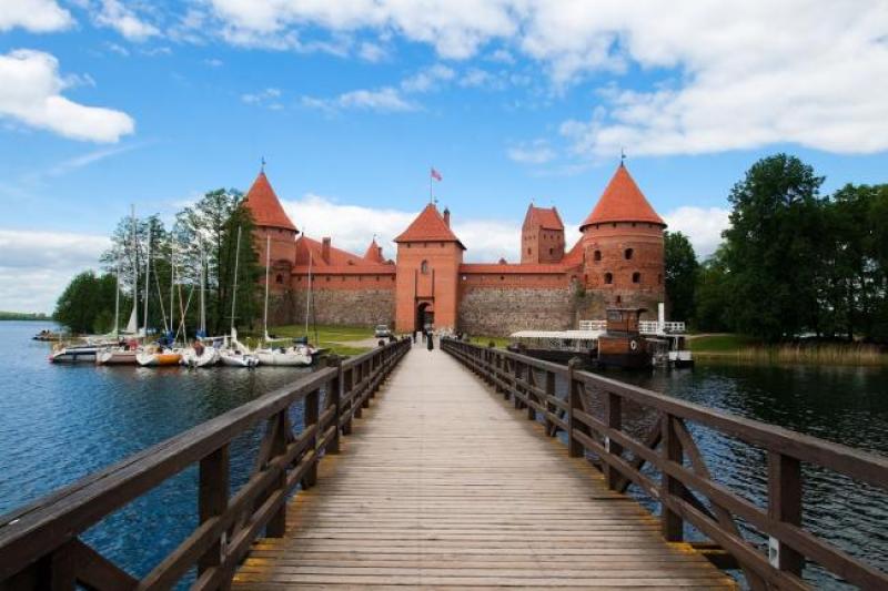 bridge-in-trakai-castle-across-the-lake-galve-in-lithuania-1600x1066.jpg