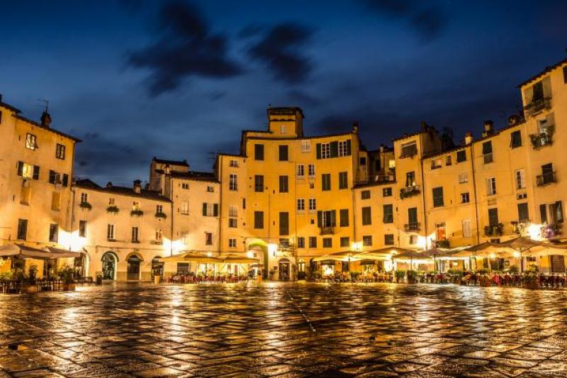 lucca-piazza-anfiteatro-1.jpg