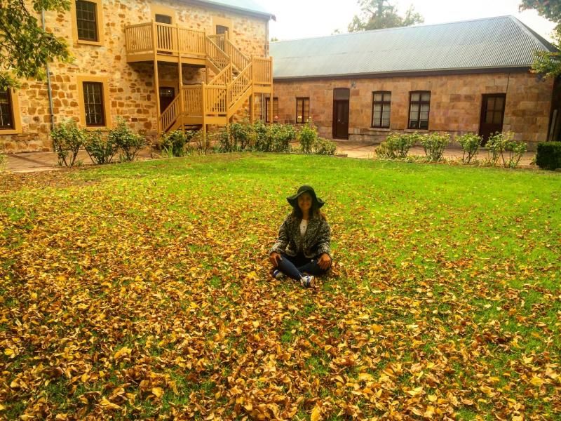 Uzaktaki Minik Kız: "Ülkesini çok seven ve özleyen yine de bu hayat tecrübesini yaşamlarına eklemek isteyen iki insan olarak kendimizi Avustralya’da bulduk."