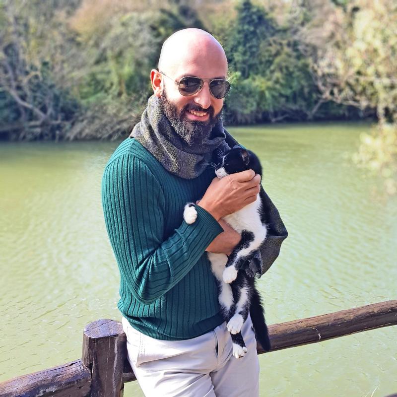 Cem Karakuş: “Nasıl ki her gün kendini beslemek, yemek yemek ve su içmek zorundasın, sosyal medya da her gün beslenmesi gereken bir alan benim için”