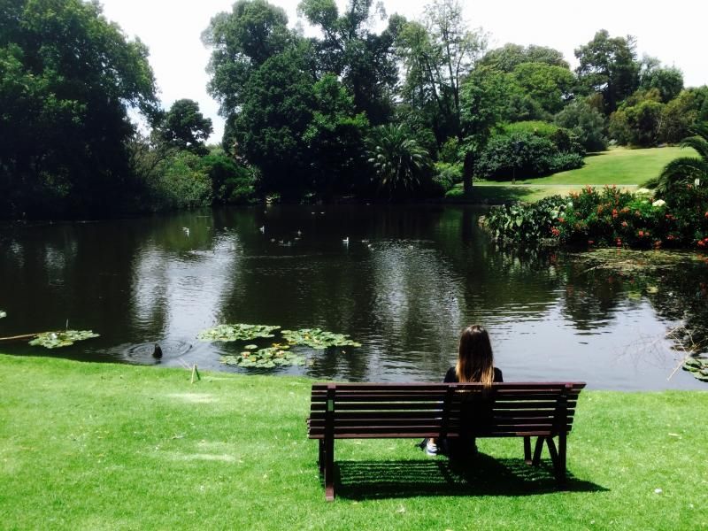 Uzaktaki Minik Kız: "Ülkesini çok seven ve özleyen yine de bu hayat tecrübesini yaşamlarına eklemek isteyen iki insan olarak kendimizi Avustralya’da bulduk."