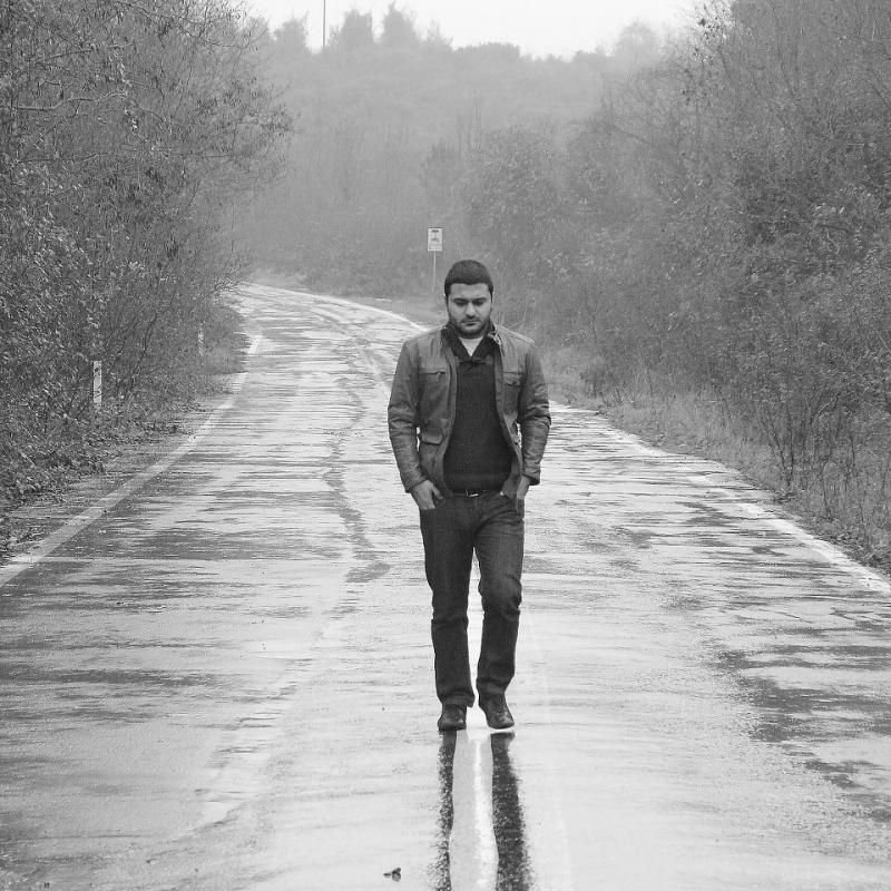 Emir Ergin: “Yer ayırt etmeden dolaşmak, farklı iklimleri solumak, insanları gözlemlemek hoşuma gidiyor”