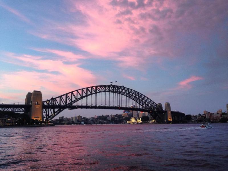 Uzaktaki Minik Kız: "Ülkesini çok seven ve özleyen yine de bu hayat tecrübesini yaşamlarına eklemek isteyen iki insan olarak kendimizi Avustralya’da bulduk."