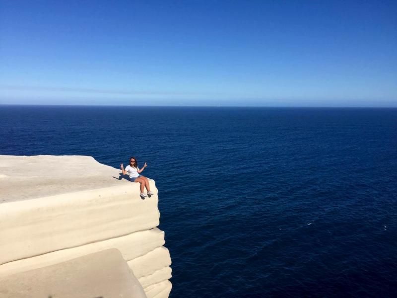 Uzaktaki Minik Kız: "Ülkesini çok seven ve özleyen yine de bu hayat tecrübesini yaşamlarına eklemek isteyen iki insan olarak kendimizi Avustralya’da bulduk."