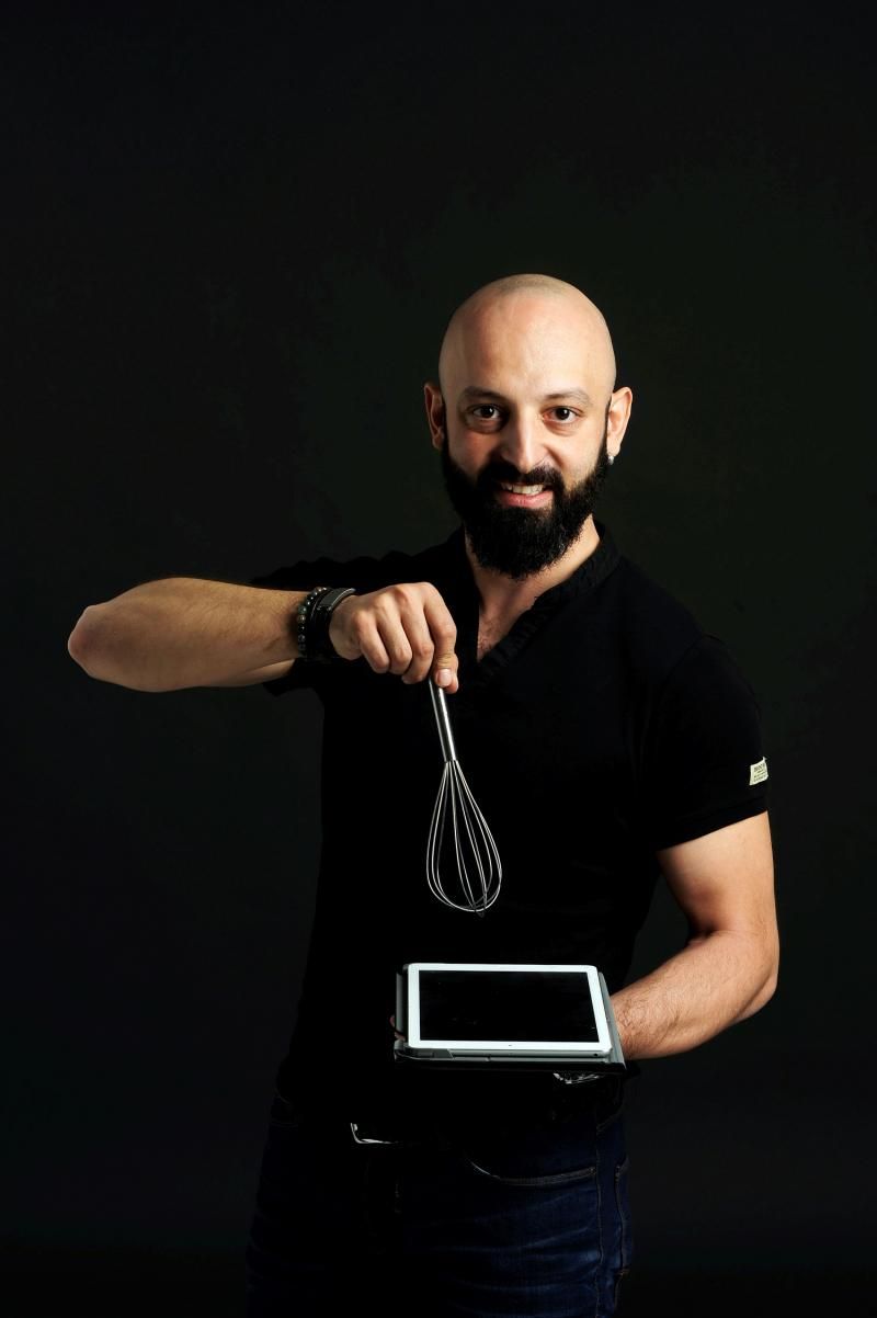 Cem Karakuş: “Nasıl ki her gün kendini beslemek, yemek yemek ve su içmek zorundasın, sosyal medya da her gün beslenmesi gereken bir alan benim için”