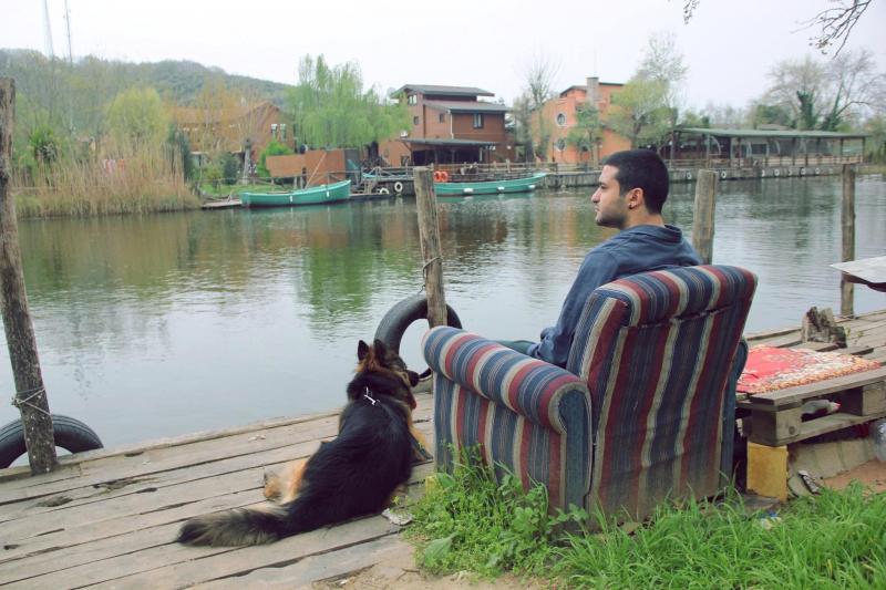 Emir Ergin: “Yer ayırt etmeden dolaşmak, farklı iklimleri solumak, insanları gözlemlemek hoşuma gidiyor”