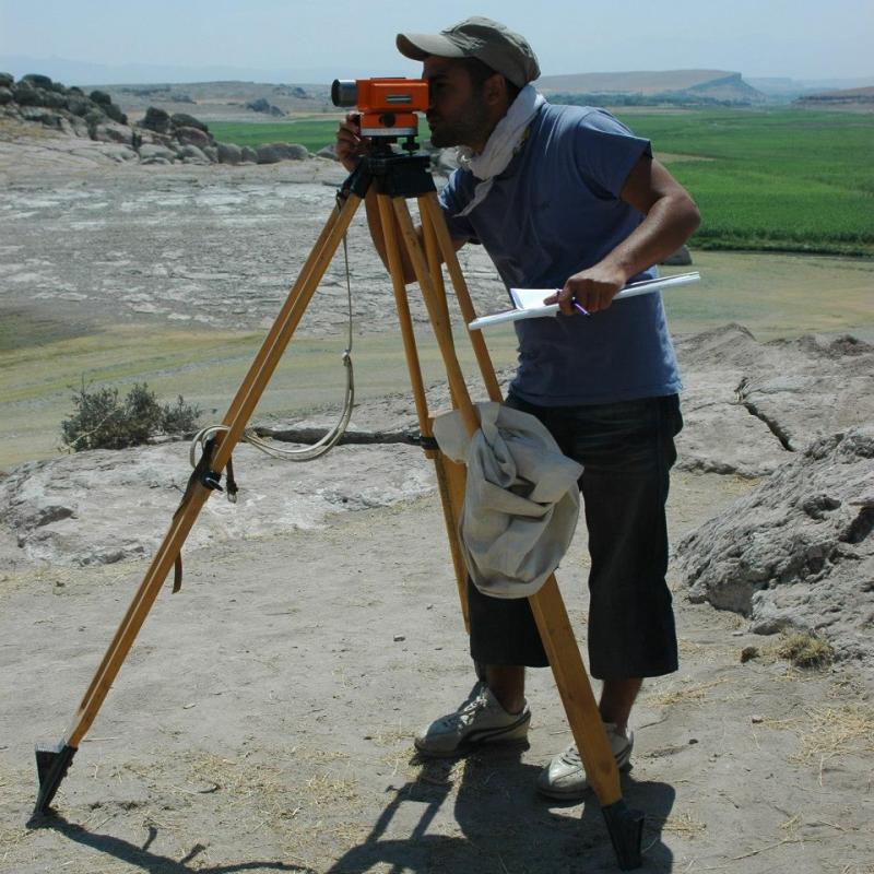 Emir Ergin: “Yer ayırt etmeden dolaşmak, farklı iklimleri solumak, insanları gözlemlemek hoşuma gidiyor”