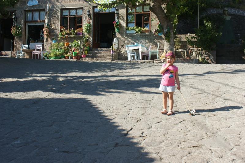 Gülderen Başkan “Gittiğim yerleri turist gibi gezmek yerine yerlisi gibi yaşamaya çalışıyorum ”