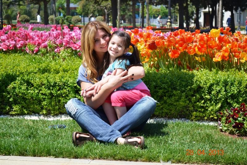 Azra Rakıcıoğlu: “Blogumu ilk başlarda kendime günlük olsun diye yazmaya başladım ama zamanla yaşadığım tecrübeleri paylaşmak çok hoşuma gitmeye başladı”