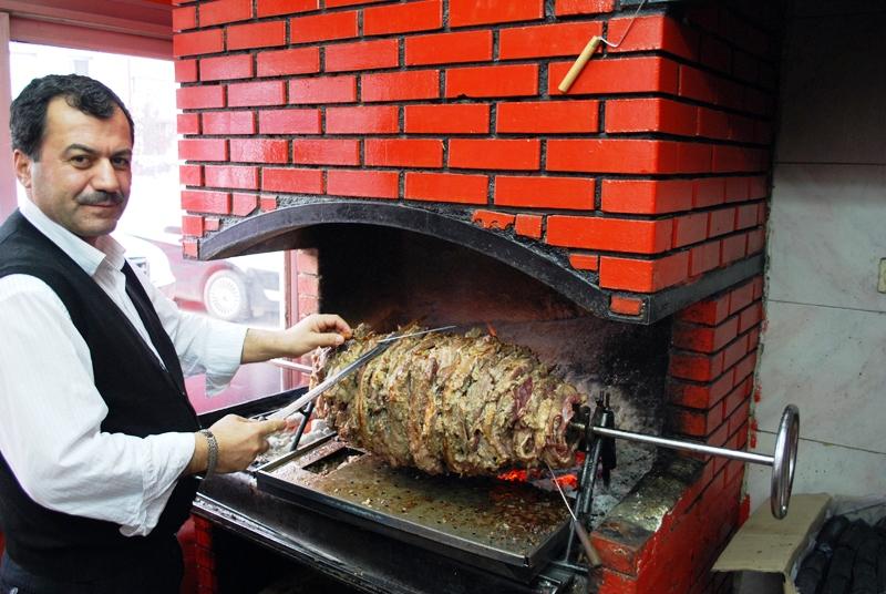 Salih Seçkin Sevinç: “Yazılarımda her şey lezzet odaklıdır. Hikâye önce lezzet üzerine şekillenir.”