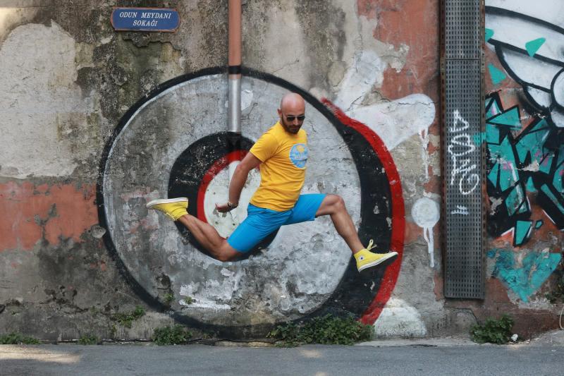 Cem Karakuş: “Nasıl ki her gün kendini beslemek, yemek yemek ve su içmek zorundasın, sosyal medya da her gün beslenmesi gereken bir alan benim için”