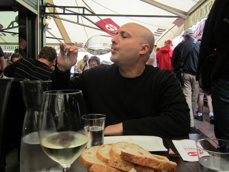 Alp Artam: “Yabancı bir kente adımımı attığımda ‘olmazsa olmazım’ sokak lezzetleridir”