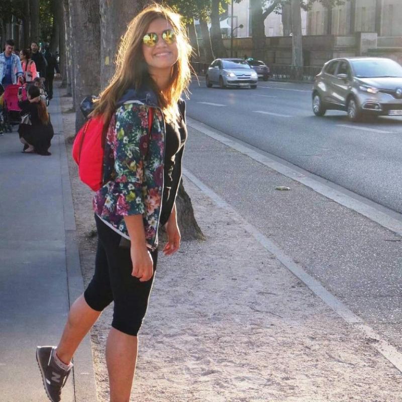 Esra Türkal: “Louvre Müzesi’ni gezmeden, Eiffel’e çıkmadan, Ressamlar Tepesi’nde güneşlenmeden, Latin Quarter’ın gizli köşelerini keşfetmeden gelmeyin”