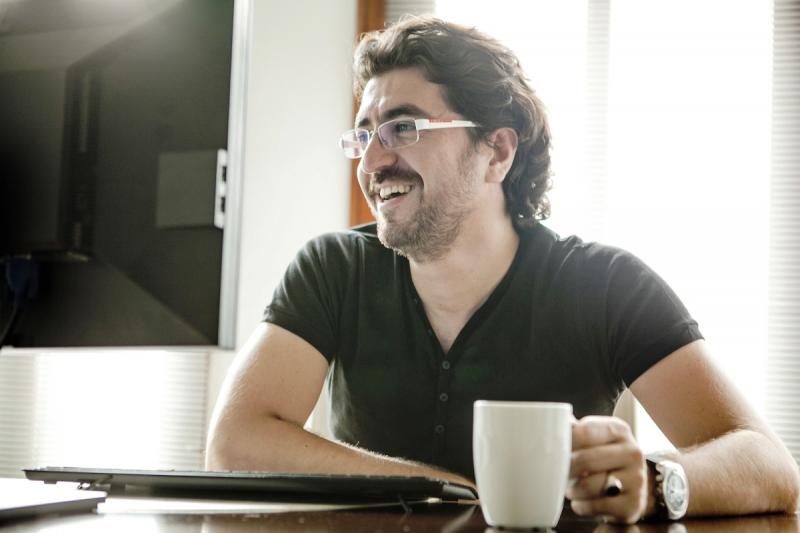 Salih Seçkin Sevinç: “Yazılarımda her şey lezzet odaklıdır. Hikâye önce lezzet üzerine şekillenir.”