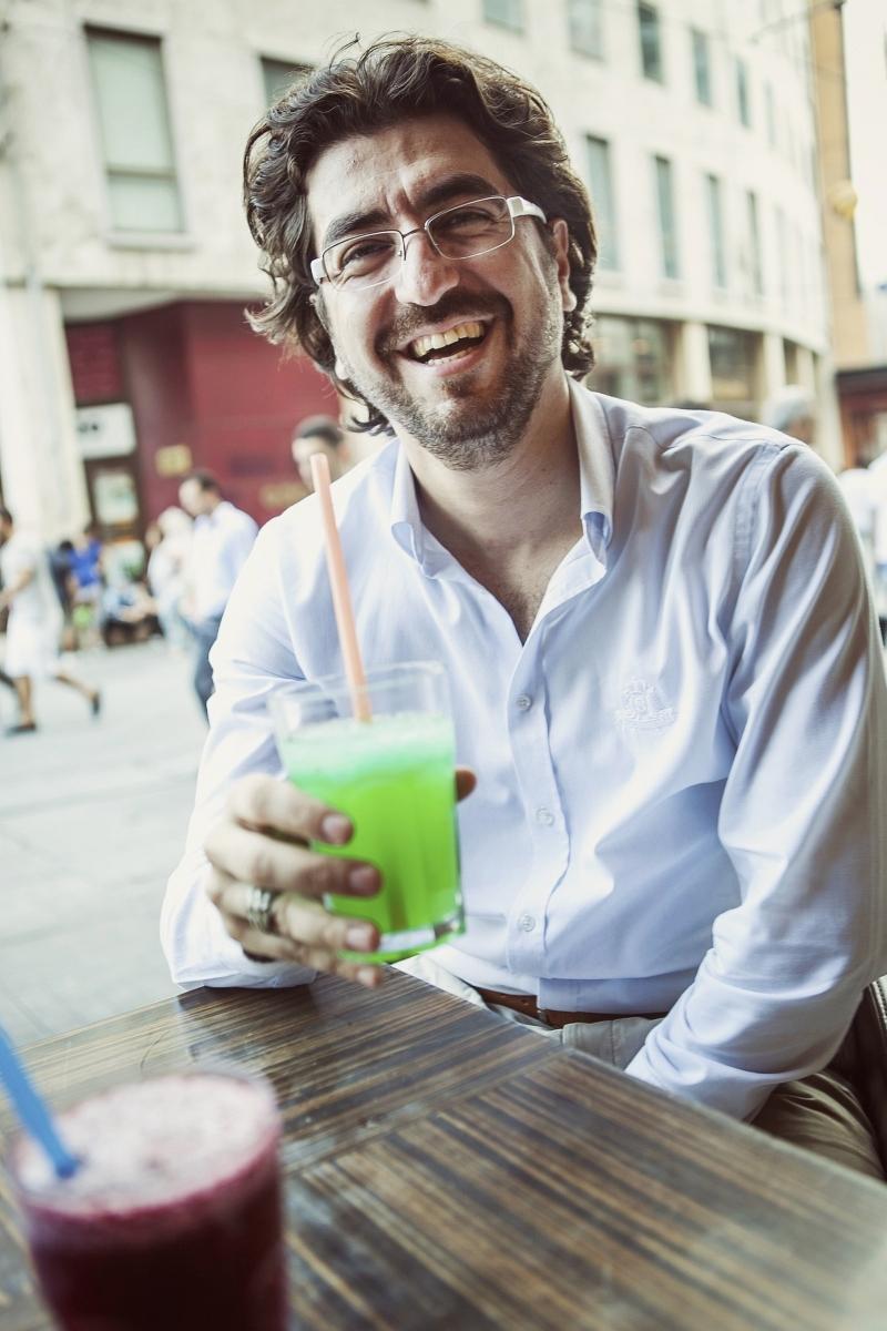 Salih Seçkin Sevinç: “Yazılarımda her şey lezzet odaklıdır. Hikâye önce lezzet üzerine şekillenir.”