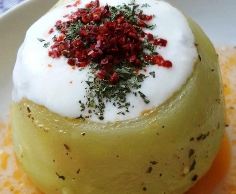 Arzu Batur Yalçınkaya: “Kendimi bileli yeni yerleri keşfetmeyi, gezmeyi, fotoğraf çekmeyi, yemek tarifleri vermeyi çok severdim”