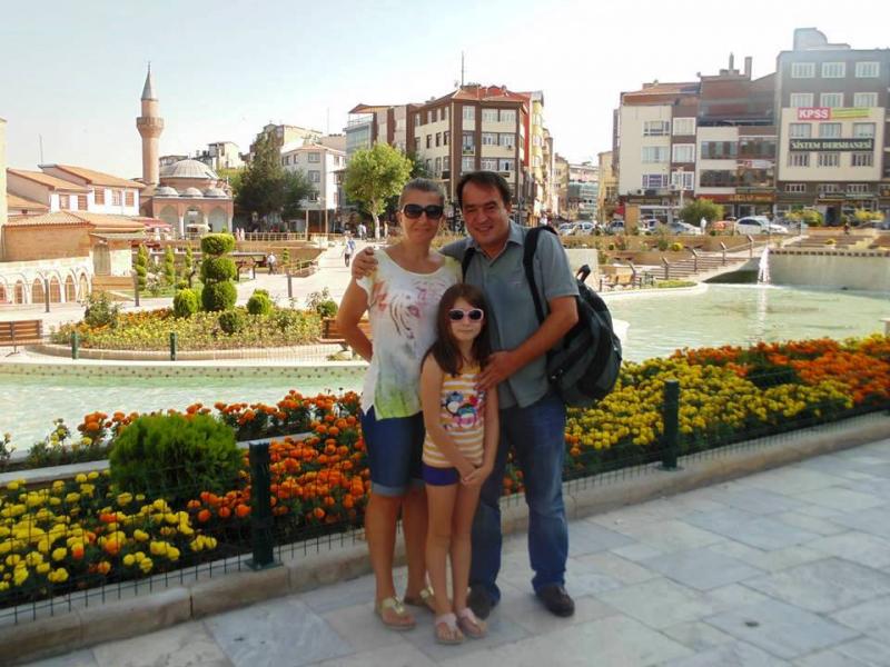 Arzu Batur Yalçınkaya: “Kendimi bileli yeni yerleri keşfetmeyi, gezmeyi, fotoğraf çekmeyi, yemek tarifleri vermeyi çok severdim”