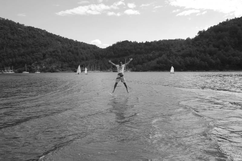 Emir Ergin: “Yer ayırt etmeden dolaşmak, farklı iklimleri solumak, insanları gözlemlemek hoşuma gidiyor”