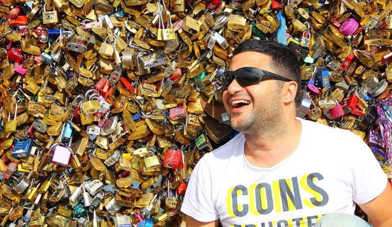 Emir Ergin: “Yer ayırt etmeden dolaşmak, farklı iklimleri solumak, insanları gözlemlemek hoşuma gidiyor”